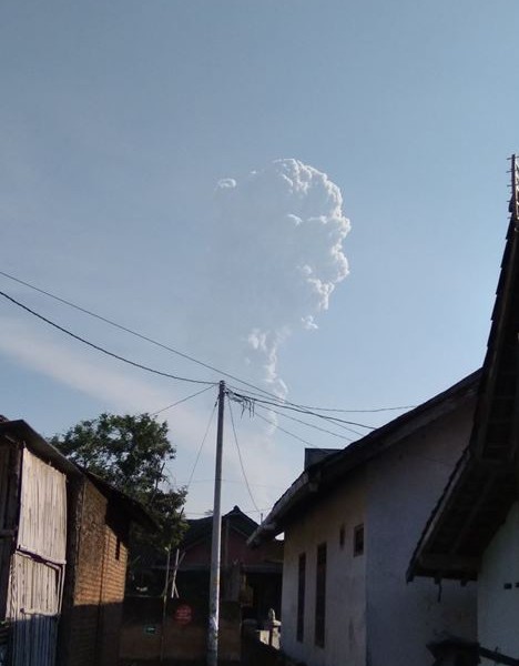 Merapi Meletus Disertai Gemuruh dan Tekanan Sedang