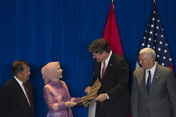 Wapres JK Banggakan Peran Wanita Indonesia ke Mike Pence