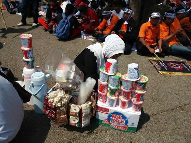 Hari Buruh: Pedagang Minuman Raup Untung Dua Kali Lipat