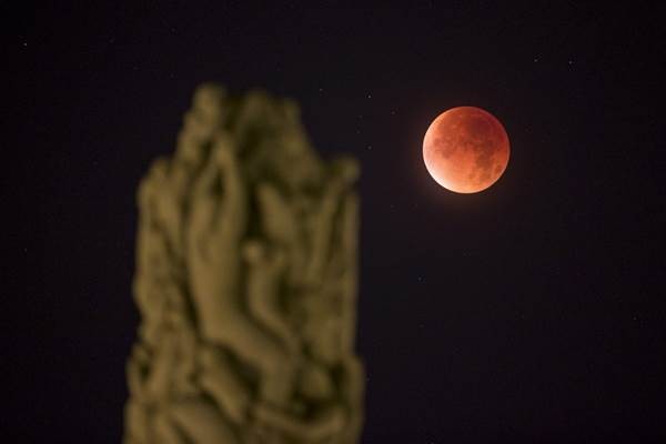 Foto-foto Bulan Merah Darah di Berbagai Negara