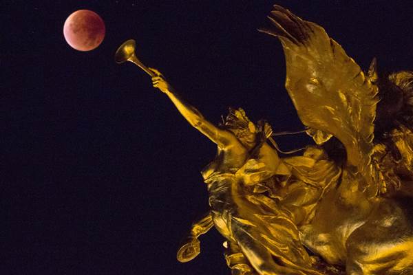 Foto-foto Bulan Merah Darah di Berbagai Negara