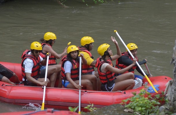 OBAMA BERLIBUR KE BALI: Sekeluarga Coba Arung Jeram di Sungai Ayung