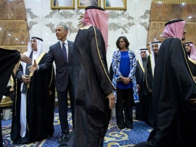 Foto-foto Michelle Obama Tak Berjilbab Bertemu Raja Arab