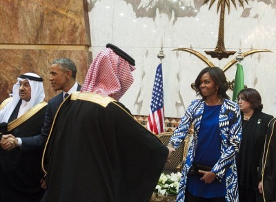 Foto-foto Michelle Obama Tak Berjilbab Bertemu Raja Arab