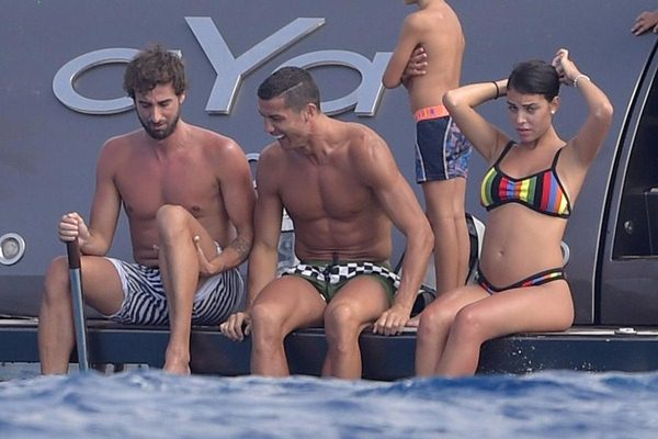 Pacar Hot Ronaldo Hamil? Ini Foto-fotonya