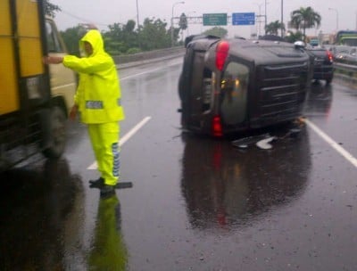 JAKARTA BANJIR 2015: Pajero Hitam Terguling di Tol Jorr, Ini Foto-fotonya