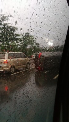 JAKARTA BANJIR 2015: Pajero Hitam Terguling di Tol Jorr, Ini Foto-fotonya