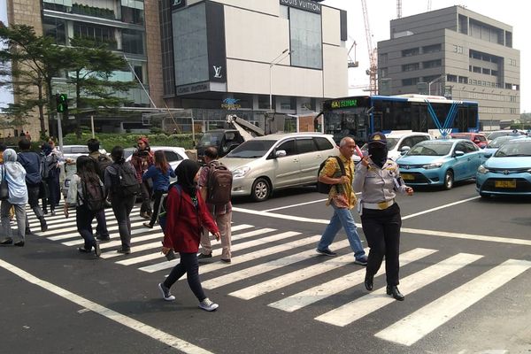 Potret Antusiasme Warga Jakarta "Nyeberang" di Pelican Crossing Bundaran HI