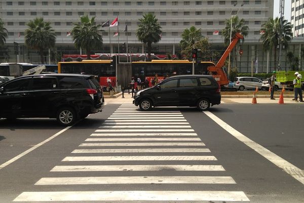 Potret Antusiasme Warga Jakarta "Nyeberang" di Pelican Crossing Bundaran HI