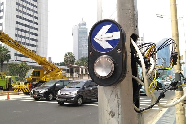 Potret Antusiasme Warga Jakarta "Nyeberang" di Pelican Crossing Bundaran HI