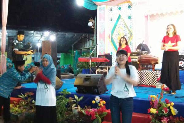 "Nyantri" Sehari, Pemuda Asing Unjuk Seni Budaya di Pesantren