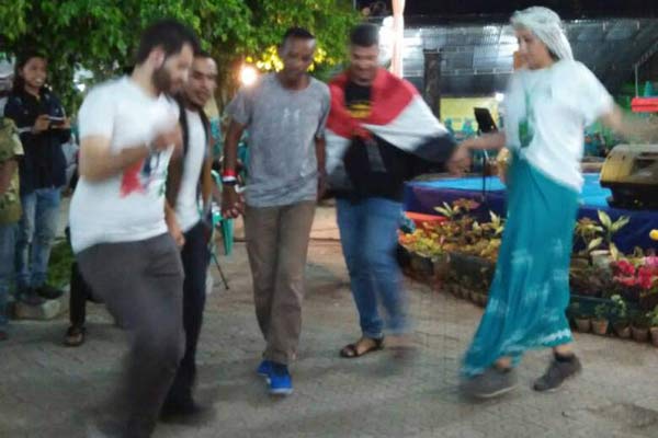 "Nyantri" Sehari, Pemuda Asing Unjuk Seni Budaya di Pesantren