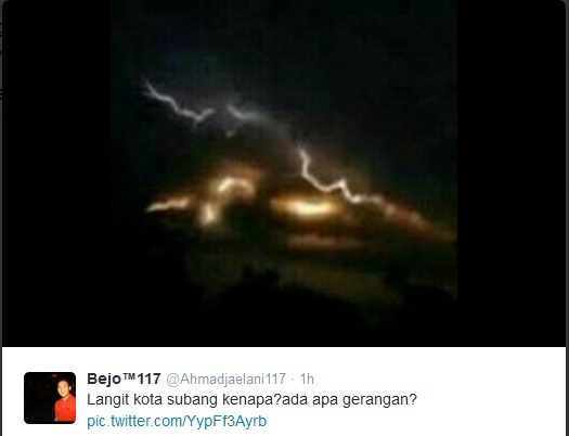 FOTO PENAMPAKAN KILAT DI LANGIT WILAYAH BANDUNG