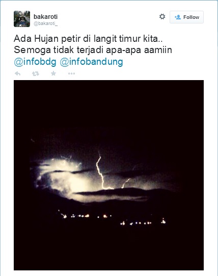 FOTO PENAMPAKAN KILAT DI LANGIT WILAYAH BANDUNG