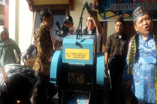 Pemkab Manggarai Barat Terima Mesin Pencacah Sampah