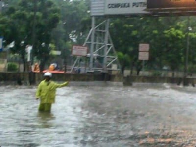 JAKARTA BANJIR 2015: Foto-foto Polantas Bertugas di Tengah Banjir & Hujan Lebat