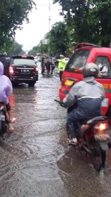 JAKARTA BANJIR 2015: Foto-foto Polantas Bertugas di Tengah Banjir & Hujan Lebat