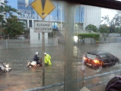 JAKARTA BANJIR 2015: Foto-foto Polantas Bertugas di Tengah Banjir & Hujan Lebat