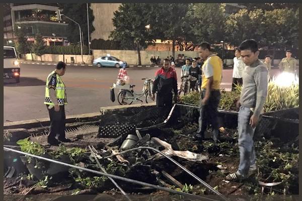 Toyota Yaris Terjun Bebas ke Kolam Bundaran HI