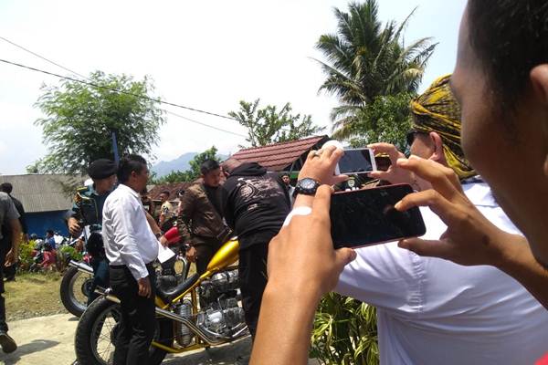 Presiden Jokowi Kunjungi Citarik. Dari Sukabumi "Menunggang" Chopper. Warga Antusias