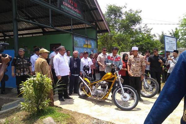 Warga Desa "Selfie" Bareng Motor Chopper Jokowi