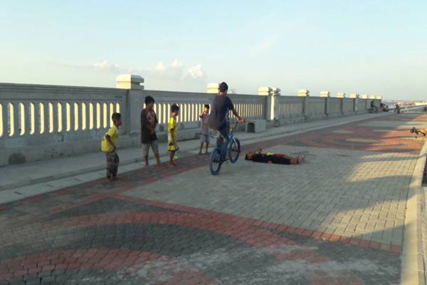 Ketika Tanggul Pantai Jadi Sarana Rekreasi