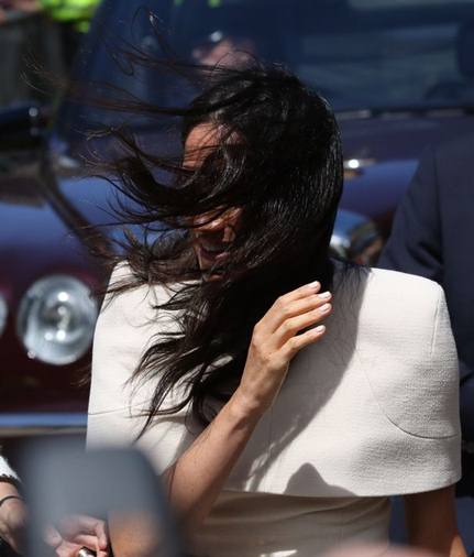 Ketika Hector Memporak-porandakan Rambut Meghan Markle