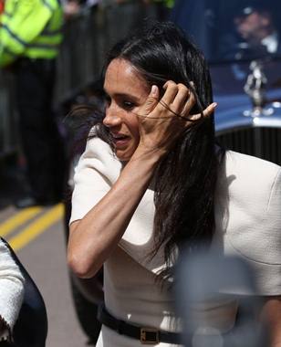 Ketika Hector Memporak-porandakan Rambut Meghan Markle