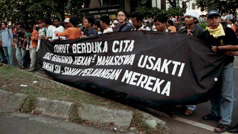 22 Tahun Orba Jatuh: Ini Kisah Tentang Cabut Gigi dan Patheken