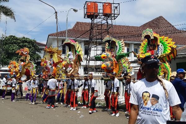 Jokowi Kampanye di Karawang : Caping Merah-Putih Buat Relawan, Anak Dapat Hiburan