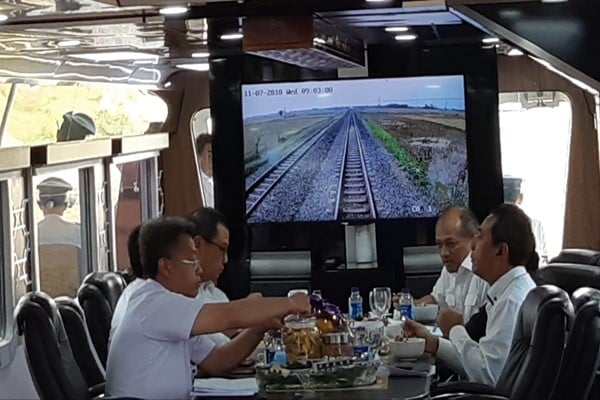 Tinjau Tol Trans-Jawa, Menteri Rini Naik Kereta Inspeksi