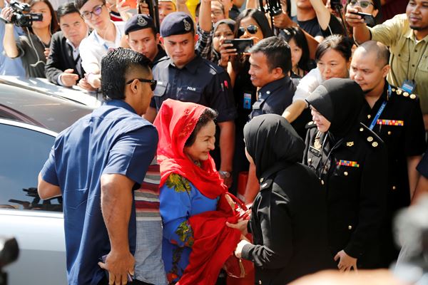 Berbaju Biru, Begini Gaya Istri Najib Datangi KPK Terkait Skandal 1MDB