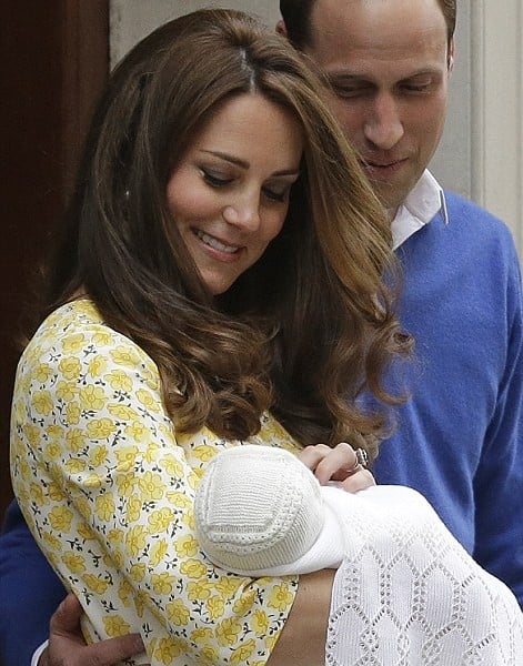 Foto-foto Perdana Pangeran William Dan Kate Middleton Dengan Putri Charlotte di Depan Publik