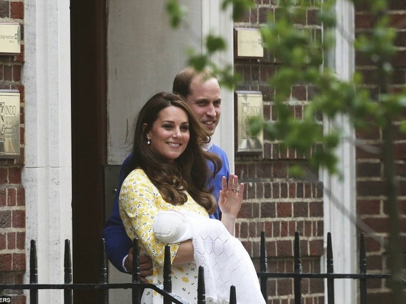 Foto-foto Perdana Pangeran William Dan Kate Middleton Dengan Putri Charlotte di Depan Publik