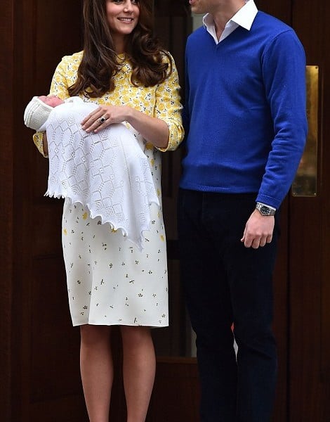 Foto-foto Perdana Pangeran William Dan Kate Middleton Dengan Putri Charlotte di Depan Publik