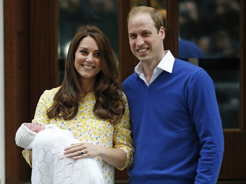 Foto-foto Perdana Pangeran William Dan Kate Middleton Dengan Putri Charlotte di Depan Publik