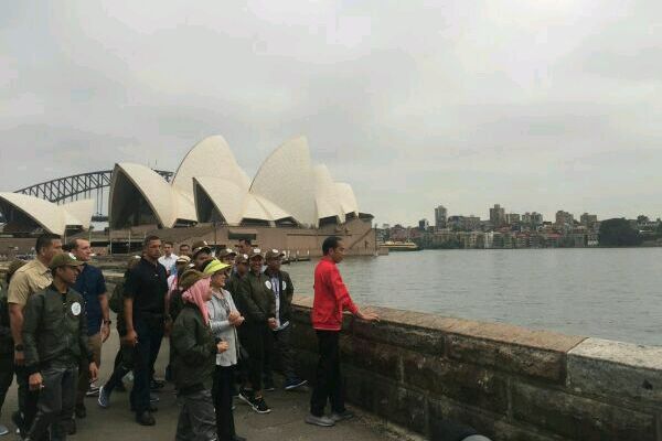 Jokowi Jalan Santai di Sydney Bersama 18 Remaja Indonesia