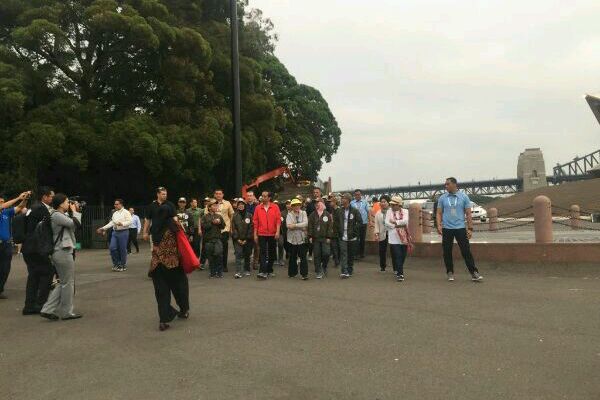 Jokowi Jalan Santai di Sydney Bersama 18 Remaja Indonesia