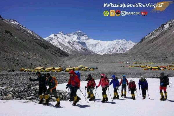 Merah Putih di Puncak Dunia, 2 Srikandi Indonesia Tuntaskan Ekspedisi 7 Summit di Everest