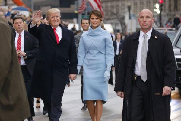 Ini Busana Pembantu Trump yang Kalahkan Busana Melania