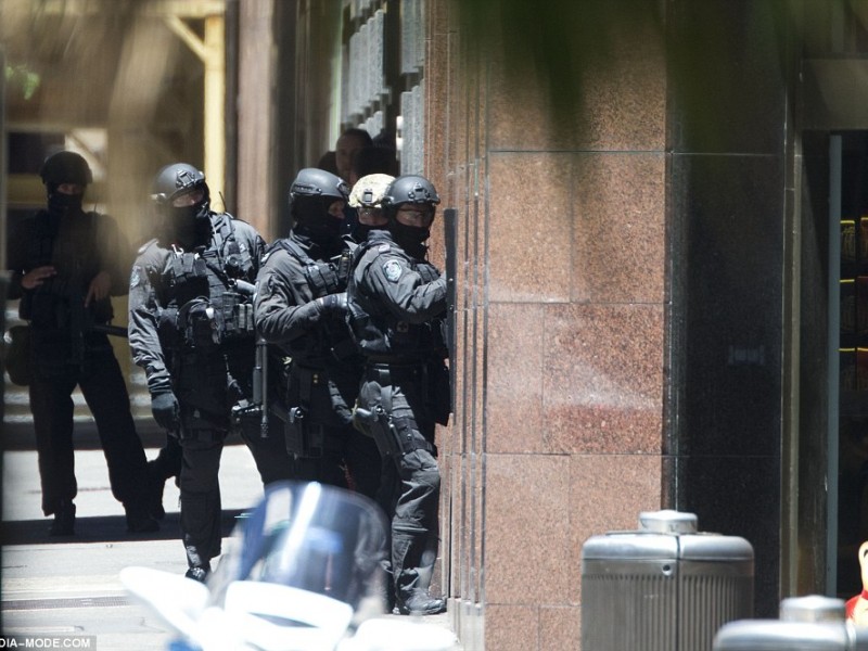 ISIS SANDERA WARGA AUSTRALIA: Berikut Foto-foto Penyanderaan di Kafe Martin Place