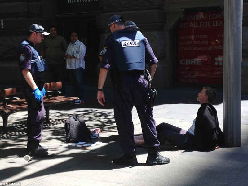 ISIS SANDERA WARGA AUSTRALIA: Berikut Foto-foto Penyanderaan di Kafe Martin Place