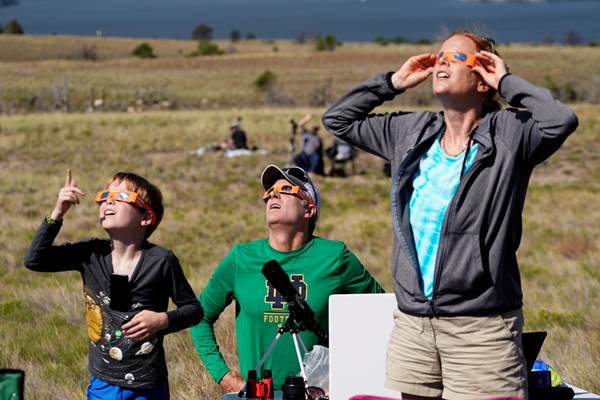 Berbagai Ekspresi Warga Amerika Saksikan Gerhana Matahari Total
