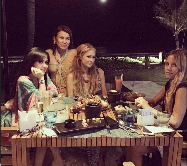 Syahrini Pamer Foto Bareng Paris Hilton di Bali. Berikut Foto-fotonya