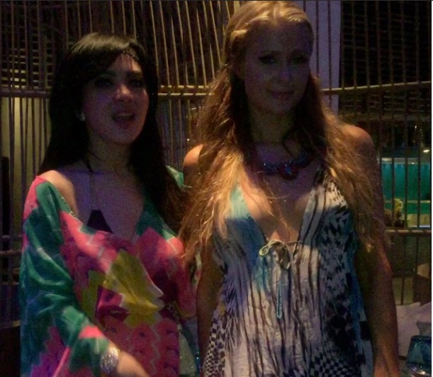 Syahrini Pamer Foto Bareng Paris Hilton di Bali. Berikut Foto-fotonya