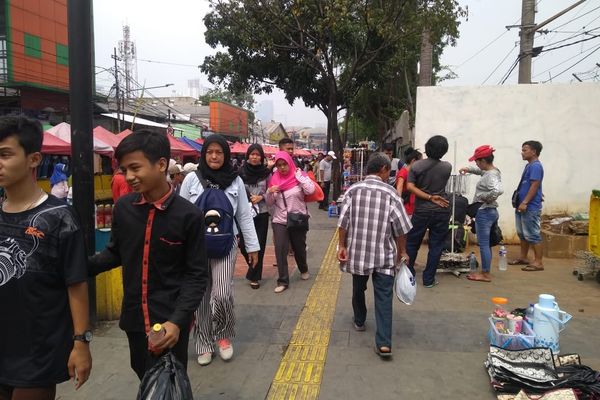 Melihat Langsung Semrawutnya PKL Tanah Abang H-6 Lebaran