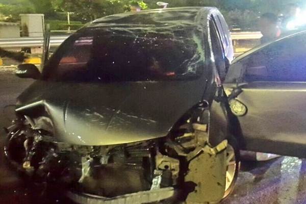 Nissan Livina Terbalik di Tol Semanggi