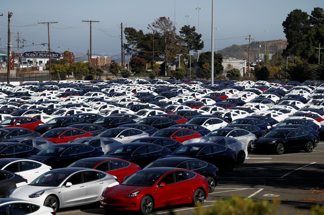 PERANG DAGANG AS-CHINA: Produsen Mobil AS Tesla Naikkan Harga di China