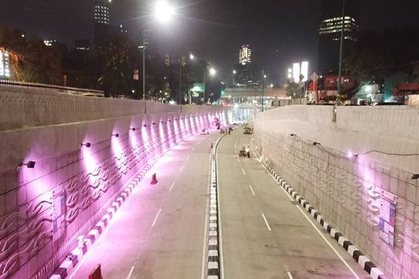 Keren, Lampu Warna Pink Hiasi Underpass Mampang-Kuningan 