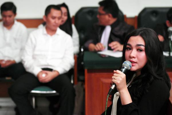 Sidang First Travel : Syahrini Harus Wawancara Jemaah Umrah, Vicky Shu Buat Foto dan Video